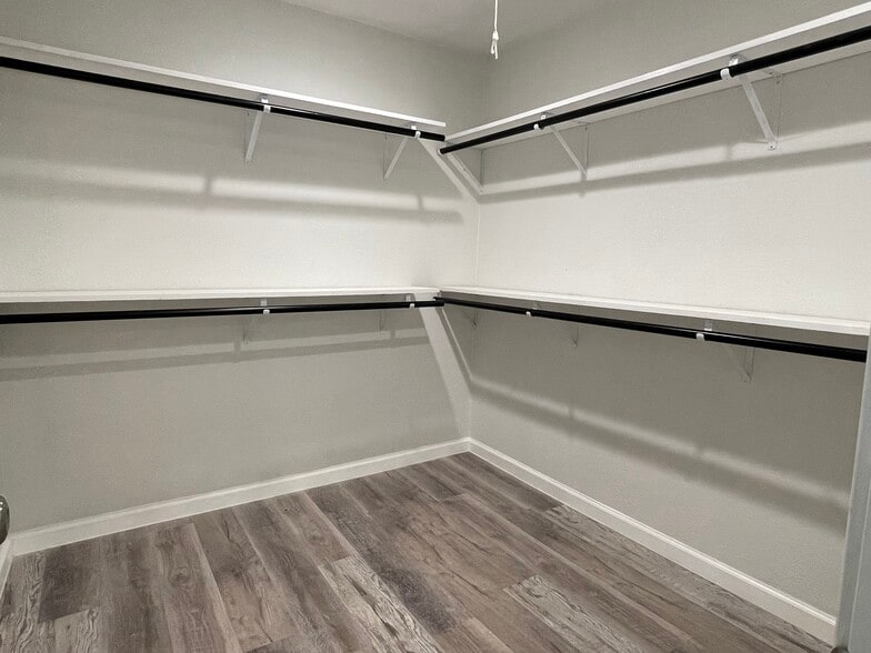 More Photos Of 629 S Gevers St, San Antonio Office For Sale