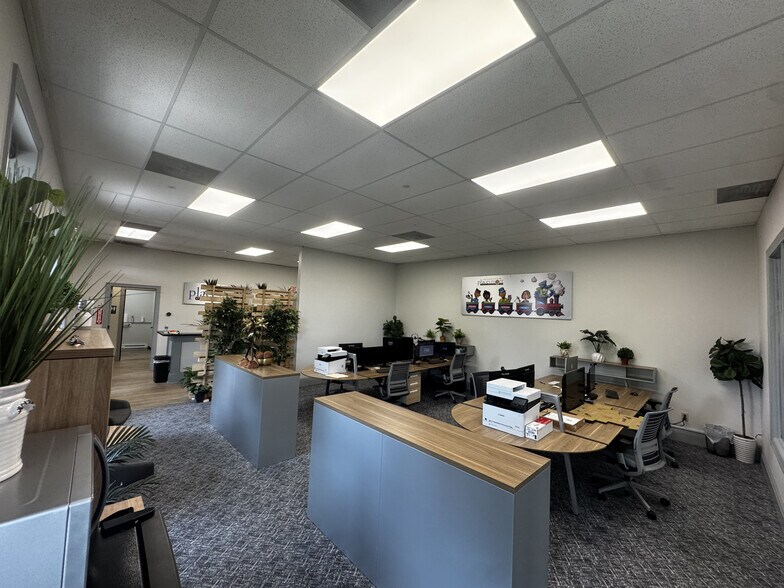 More Photos Of 136 S Main St, Saint Charles Storefront Retail Office For Lease