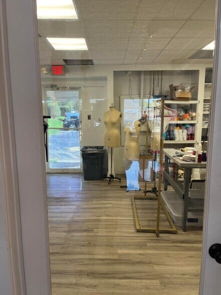 More Photos Of 5037 Union St, Union City Storefront For Sale