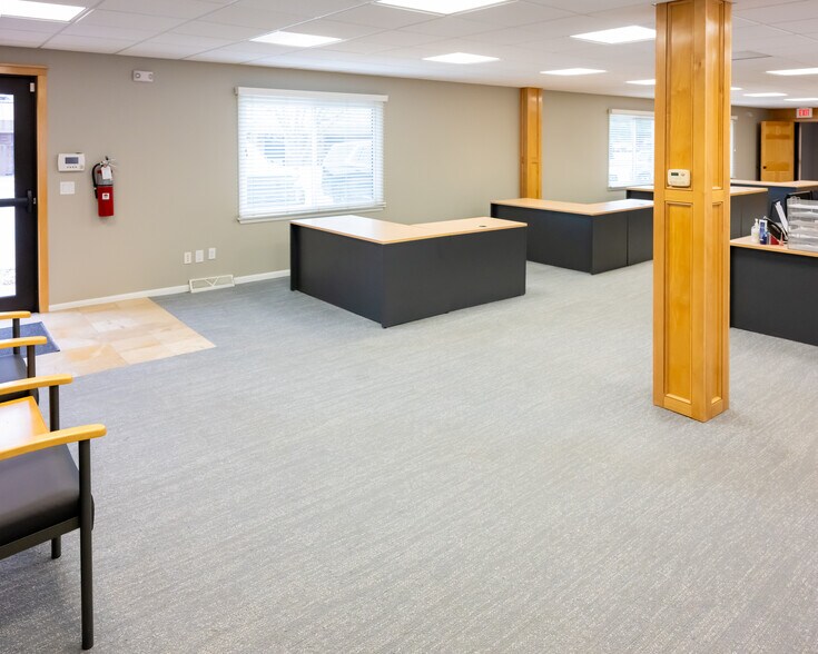 More Photos Of 1908 Grand Ave, West Des Moines Office For Lease