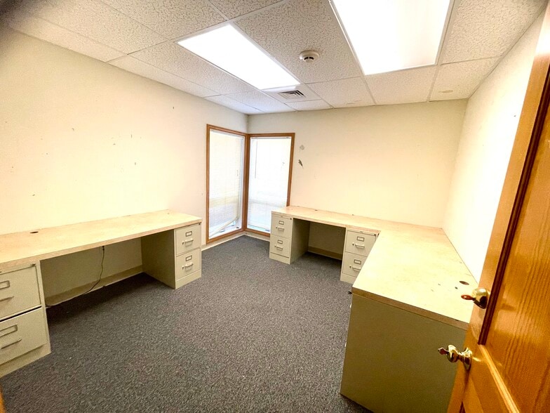 More Photos Of 52-56 Stiles Rd, Salem Medical For Lease