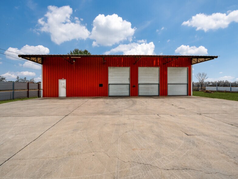 More Photos Of 601 S Storts St, Poth Industrial For Sale