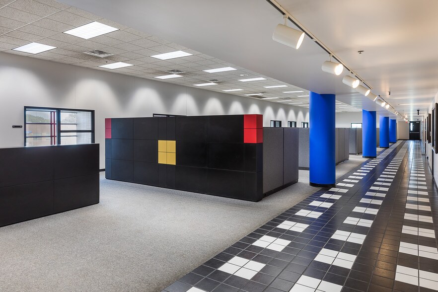 More Photos Of 1202 Thomas Beck Rd, Des Moines Flex For Lease