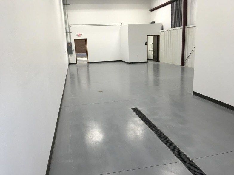 More Photos Of 1335 Plainview Dr, Oshkosh Warehouse For Lease