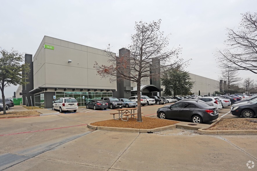 More Photos Of 1421 N Cockrell Hill Rd, Dallas Distribution For Lease