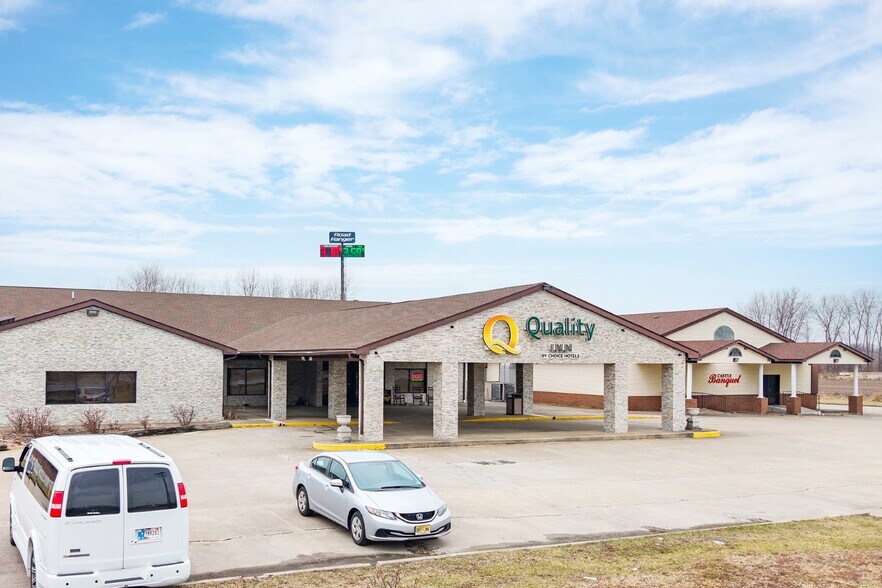 More Photos Of 2200 S Court St, Grayville Hotel For Sale