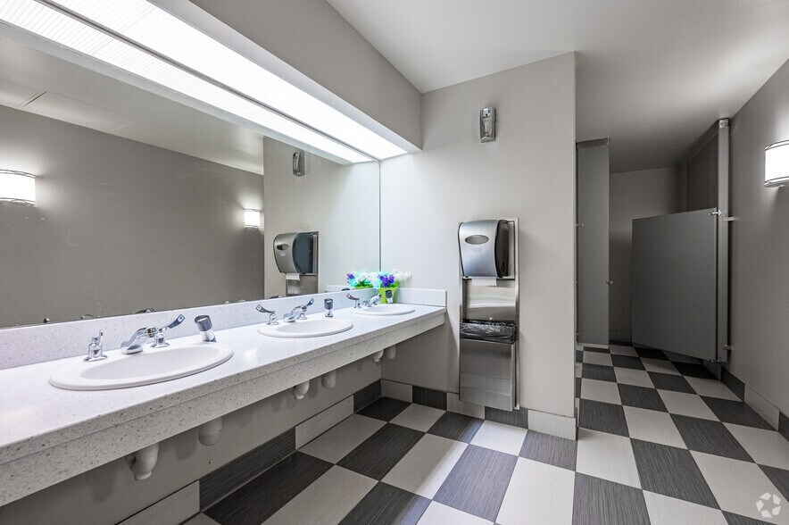 More Photos Of 7610 N Stemmons Fwy, Dallas Office For Lease