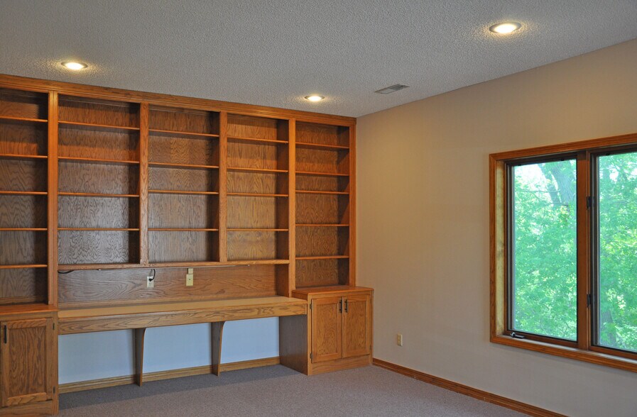 More Photos Of Shunga Creek Office, Topeka Office For Sale