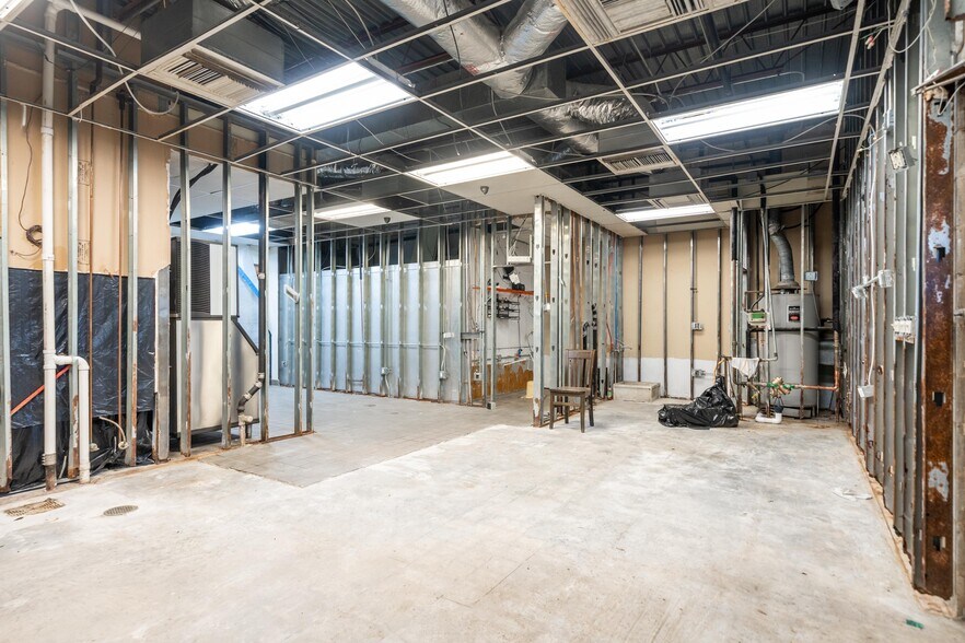 More Photos Of 2221 W Walnut St, Rogers Restaurant For Sale
