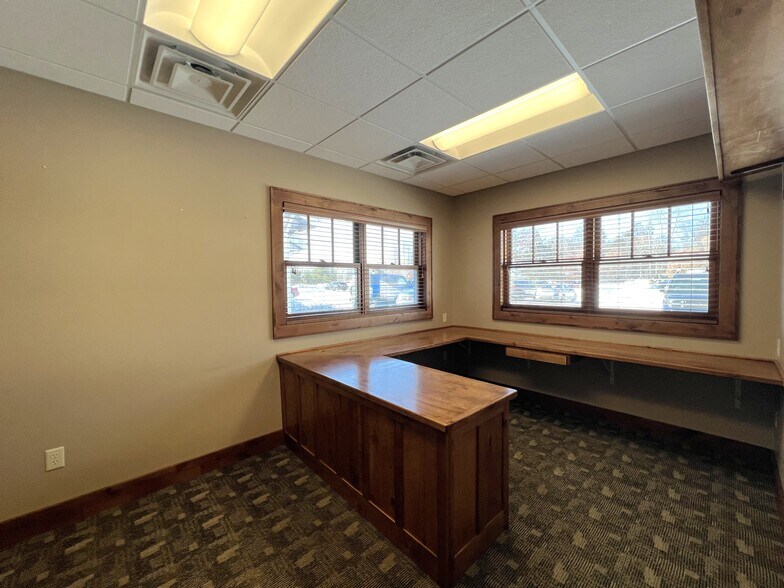 More Photos Of 13794 Bluestem Ct, Baxter Office For Lease