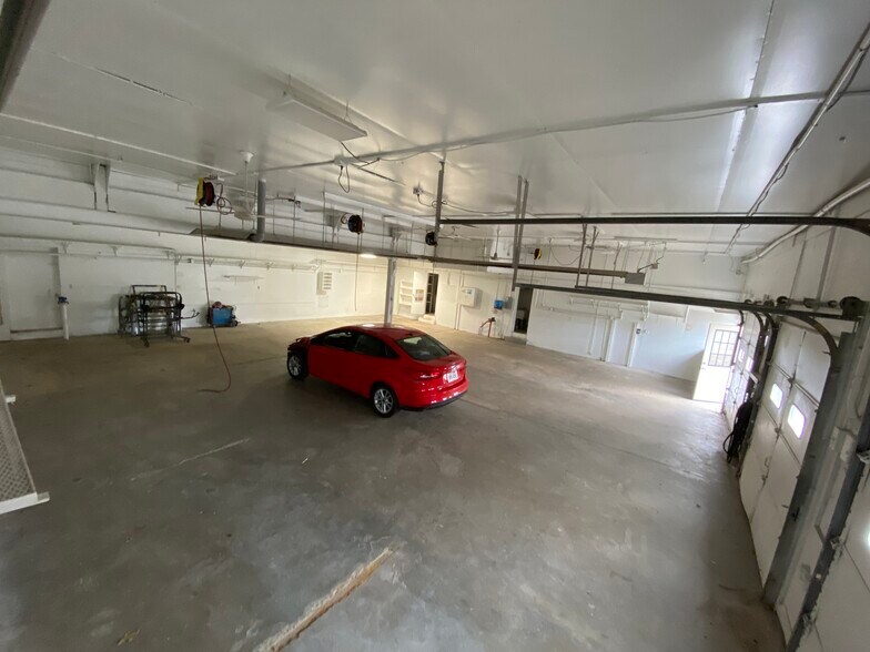 More Photos Of 513 32nd St, Vienna Auto Repair For Sale