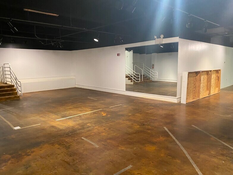 More Photos Of 156 S Main St, High Point General Retail For Lease