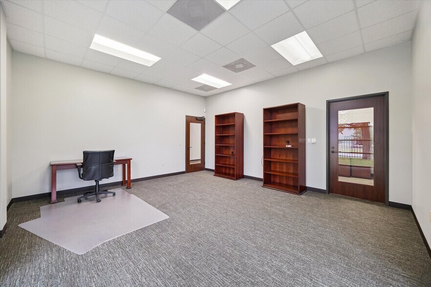 More Photos Of 6950 W 43rd St, Houston Loft Creative Space For Lease