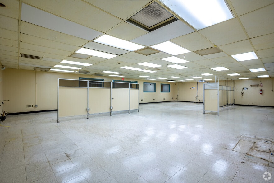 More Photos Of 912 E Walnut St, Garland Manufacturing For Lease