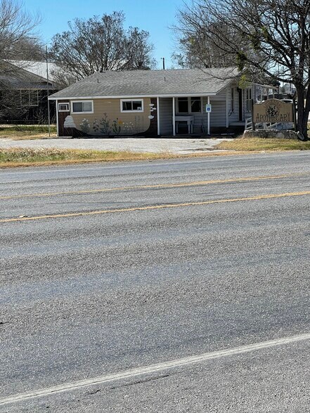 Primary Photo Of 13549 US Highway 87 W, La Vernia Medical For Sale