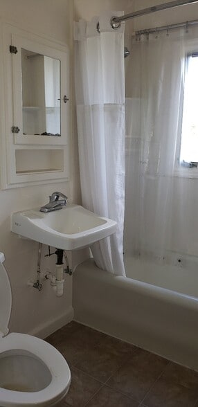 More Photos Of 1458 E 33rd St, Oakland Apartments For Sale