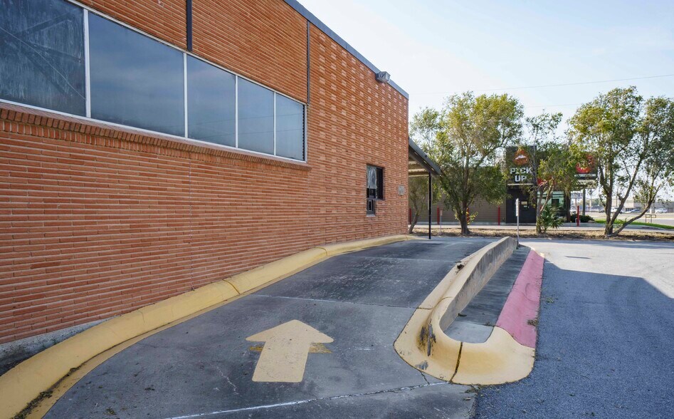 More Photos Of 1310 S Commerce St, Harlingen Office For Sale