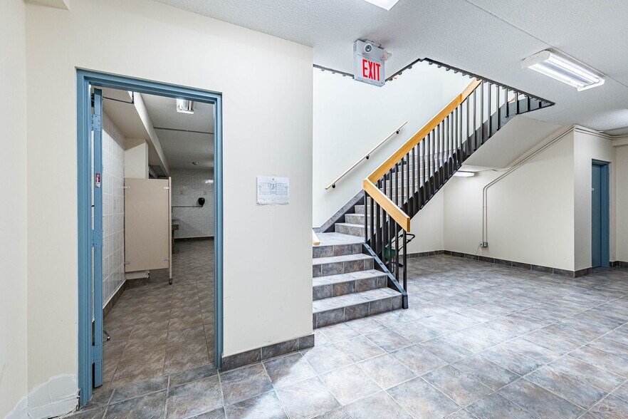 More Photos Of 220 Advance Blvd, Brampton Office For Sale