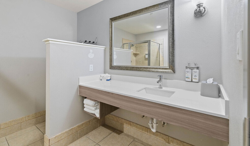 More Photos Of 19751 S Greeno Rd, Fairhope Hotel For Sale