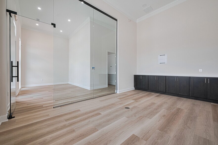 More Photos Of 1325 Main St, Katy Office Residential For Lease