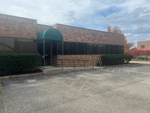 Primary Photo Of 2 Players Club Dr, Charleston Medical For Sale