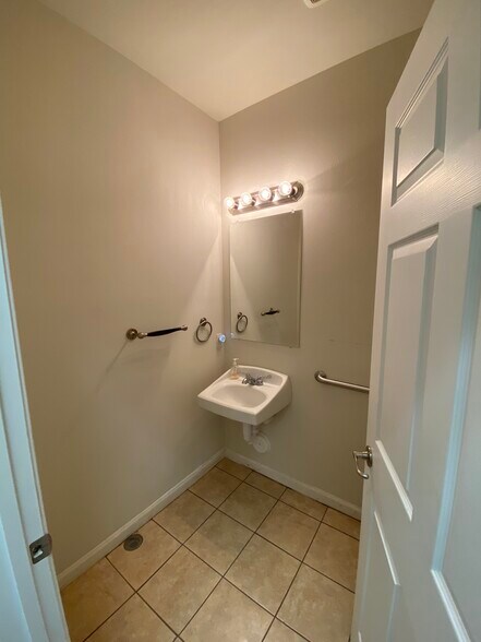 More Photos Of 144 Lincoln Place Ct, Belleville Medical For Lease