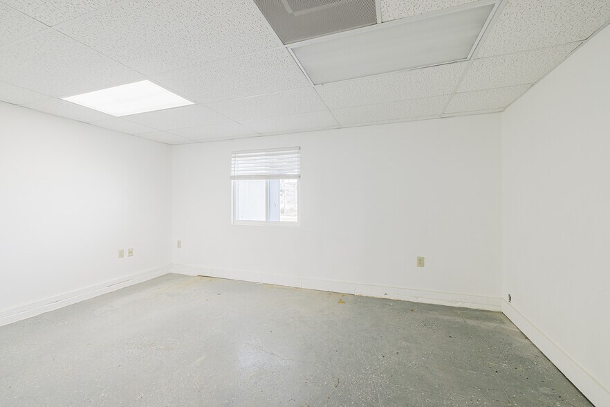 More Photos Of 824 Poplar St, Carlin Industrial For Sale