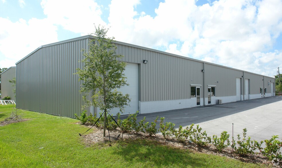 More Photos Of 482 NW Concourse Pl, Port Saint Lucie Distribution For Lease