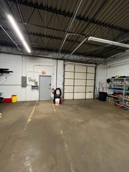More Photos Of 1116 Morse Ave, Schaumburg Warehouse For Lease