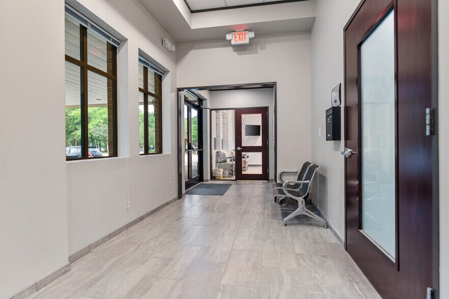 More Photos Of 1330 Kingwood Dr, Kingwood Medical For Lease