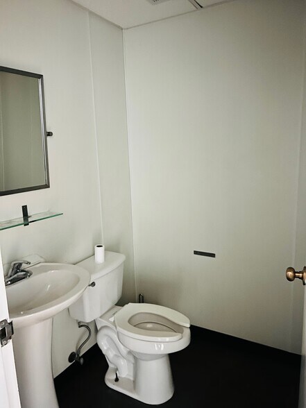 More Photos Of 183 S Broadway, Hicksville Office For Lease