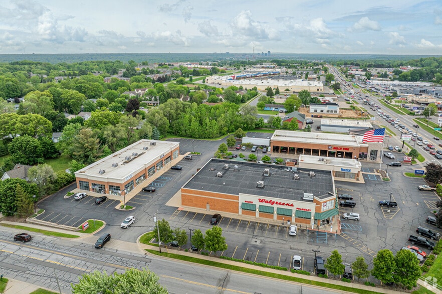 More Photos Of 746 4 Mile Rd NW, Walker Storefront For Lease