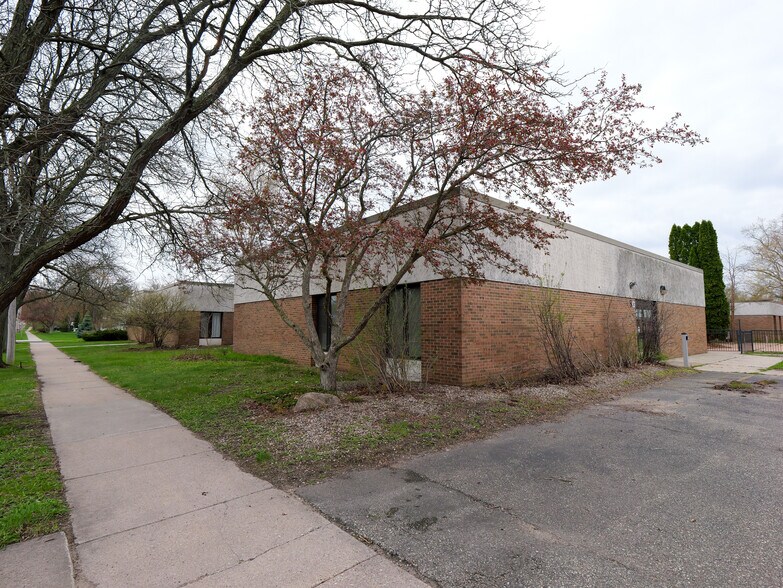 More Photos Of 165 S Chet Krause Dr, Iola Apartments For Sale