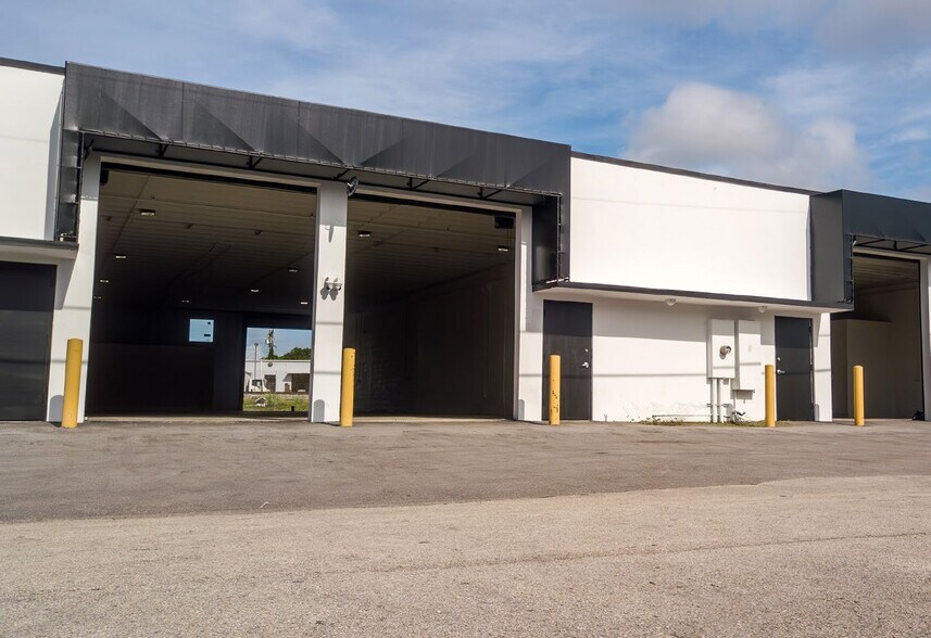 More Photos Of 12250 NE 13th Ct, North Miami Office For Lease