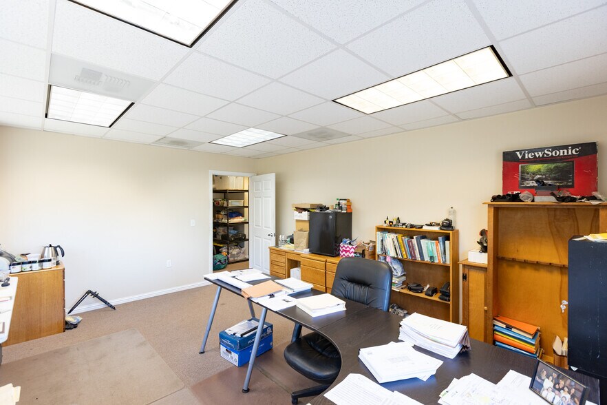 More Photos Of 200 N Wasco Ct, Hood River Warehouse For Lease