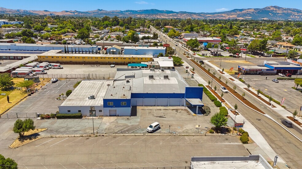 More Photos Of 1319-1323 W Texas St, Fairfield Freestanding For Sale