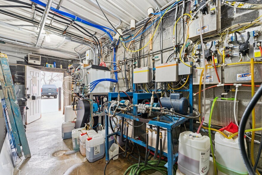 More Photos Of 630 W Elkhorn St, Arlington Freestanding For Sale