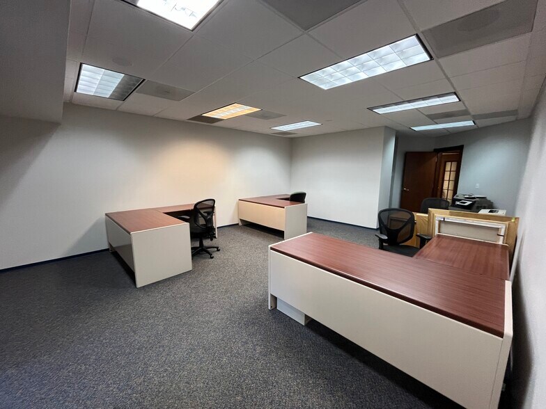 More Photos Of 5202 Shadowbend Pl, The Woodlands Office For Lease