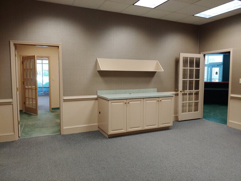 More Photos Of 2512 Independence Blvd, Wilmington Office For Lease