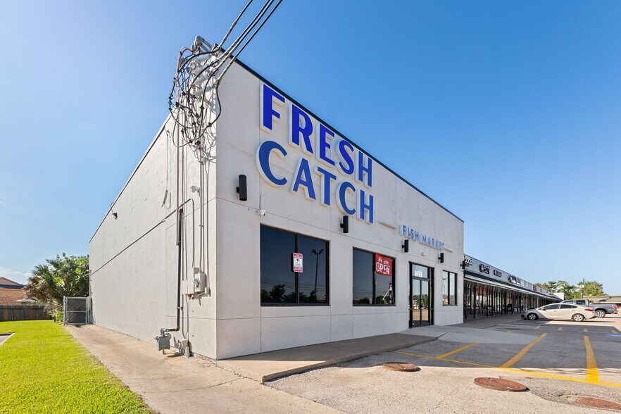 More Photos Of 2215-2321 N Alexander Dr, Baytown Storefront For Sale