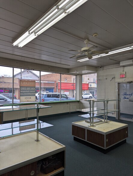 More Photos Of 18241-18245 West St, Lansing General Retail For Sale