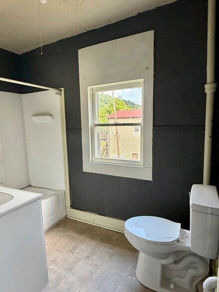 More Photos Of 484 Route 302, West Van Lear Specialty For Sale