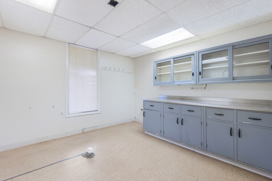 More Photos Of 825 N Crockett St, Sherman Office For Sale