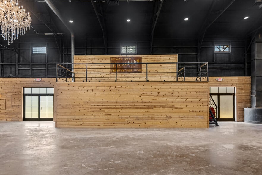 More Photos Of 151 5th St st, Honey Grove Flex For Sale