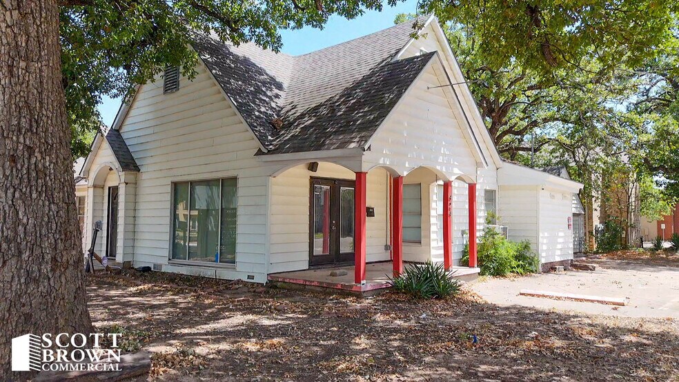 More Photos Of 424 Bryan St, Denton Restaurant For Sale