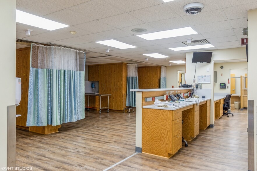 More Photos Of 476 S Main St, Andover Medical For Sale