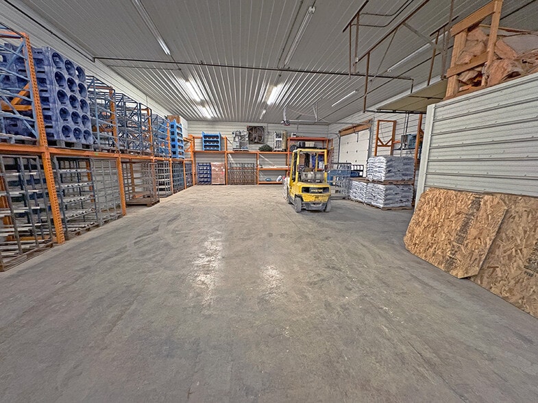 More Photos Of 1325 N Broad St, Carlinville Warehouse For Lease