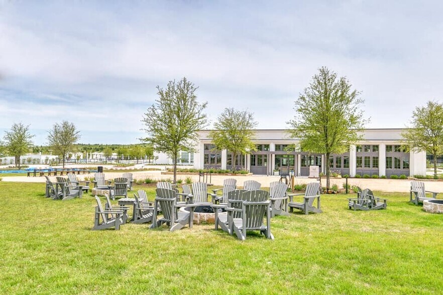 More Photos Of 13451 Highland Hills Dr, Aledo Storefront Retail Office For Lease