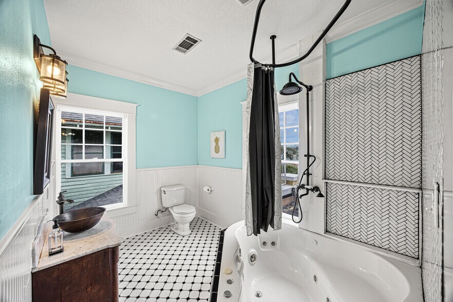 More Photos Of 1723 25th St, Galveston Hospitality For Sale