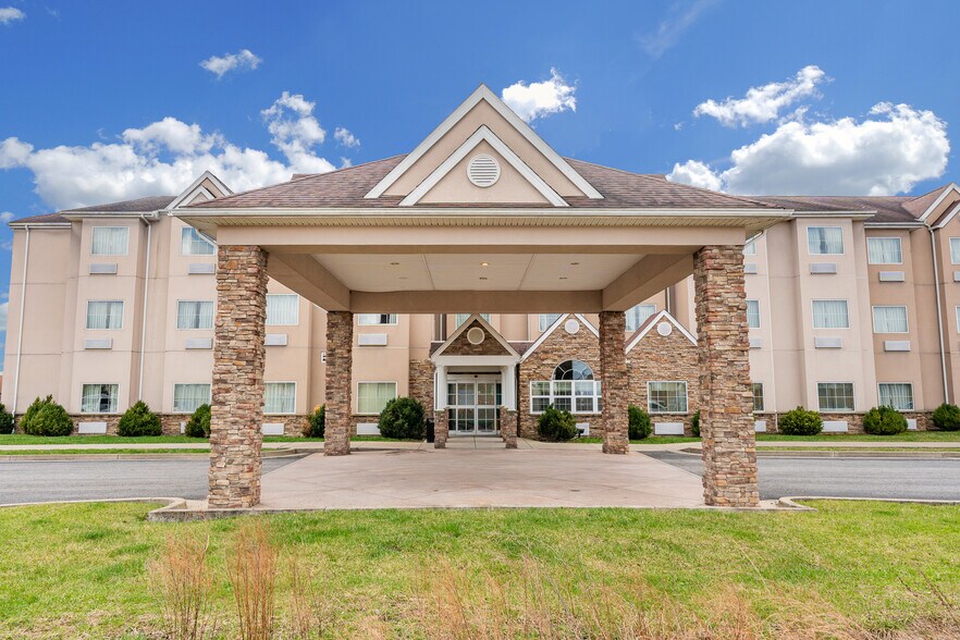 More Photos Of 20 Southland Dr, Fairmont Hotel For Sale